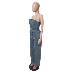 Dettaglio vista laterale di una tuta chic in denim senza spalline con coulisse in vita.