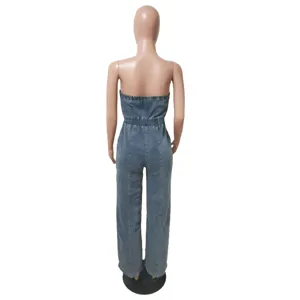 Tuta lunga in denim senza spalline da donna, vista posteriore con gamba dritta e larga.