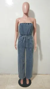 Dettaglio tuta in denim senza spalline con coulisse in vita e design a gamba larga.