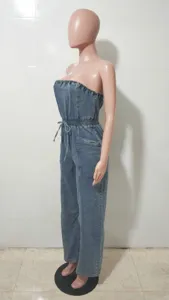 Vista dettagliata di una elegante tuta in denim senza spalline con coulisse in vita e gamba larga.