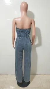 Vista posteriore della tuta in denim senza spalline con vita elasticizzata.