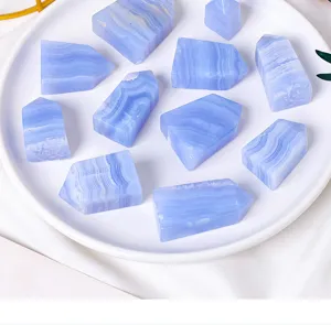 Détail de pilier en cristal d'agate bleue naturelle, pierre polie pour déco maison.
