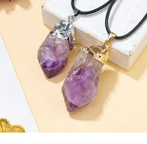 Natürlicher Amethyst Rohkristall Anhänger Halskette mit schwarzem Band Schmuck Detail Ansicht.