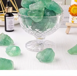 Natuurlijke groene fluoriet ruwe stenen in glazen kom, kristallen decoratie voor aromatherapie.