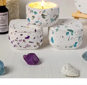 Vela aromatica estilo terrazo con tapa y piedras de cristal natural para decoracion.