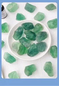 Gedetailleerd overzicht van natuurlijke groene fluoriet ruwe stenen, ideaal voor aromatherapie.