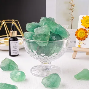 Natuurlijke groene fluoriet ruwe stenen kristal decor voor aromatherapie en huisdecoratie.