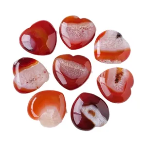 Natürlicher roter Achat Herz Kristall Geode Handstein, polierter Heilkristall Dekor.