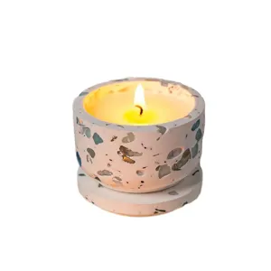 Vela aromática artesanal de terrazo de cristal con bandeja para una hermosa decoración del hogar.