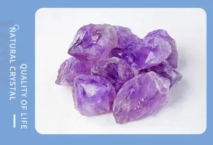 Nahaufnahme von natürlichen rohen Amethystkristallsteinen zur Dekoration und Heilung.
