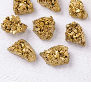 Primer plano de racimos de cristales minerales dorados electrochapados, ideales para joyería DIY.