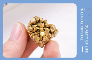 Primer plano de espécimen mineral de cristal dorado, ideal para accesorios de joyería DIY.