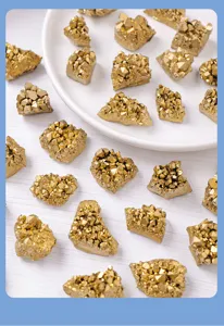 Detalles de especímenes minerales de cristales chapados en oro, ideales para joyería DIY.