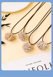 Detailansicht des Wüstenrosenkristall-Anhängers, einzigartiges Blumen-Mineralien-Halsband.