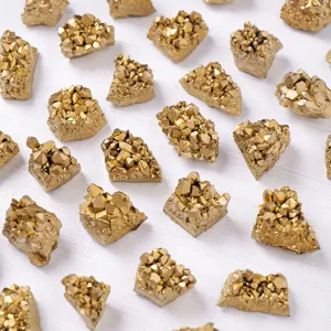 Fragmentos de piedra en bruto de cristal chapado en oro para accesorios de joyería DIY.