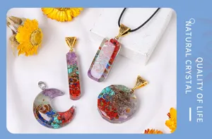 Vue détaillée des pendentifs orgone en cristal coloré, collier en pierre précieuse en résine.