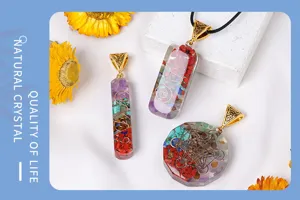 Détails en gros plan du collier pendentif orgone en pierre de cristal colorée avec de la résine.