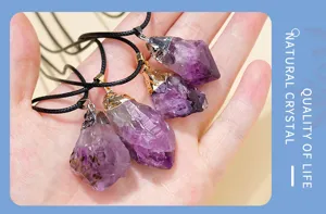 Nahaufnahme des rohen Amethyst Kristall spitzen Anhänger Halskette aus echtem Quarz Stein.