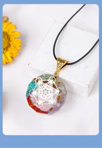 Gros plan détaillé du pendentif orgone en pierre précieuse de cristal coloré et géométrie.