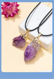 Natürlicher roher Amethyst Kristall Edelstein Halskette mit vergoldeter Kappe nah.