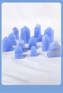 Détails de gros plan de piliers en cristal d'agate dentelle bleue, déco de maison.