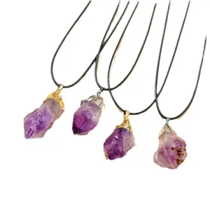 Natürlicher roher Amethyst Kristall Anhänger mit schwarzem Band für stilvollen Schmuck.