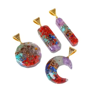 Collier pendentif orgone en pierres concassées colorées avec quatre formes géométriques.