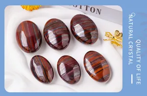 Natur rotes Tigerauge Stein Handschlag polierter Kristall ovale Massagesteine Detail.