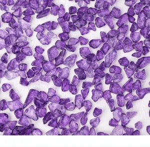 Paarse kristal grind detail textuur macro opname voor vaas en planten decoratie