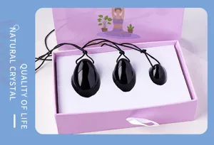 Set di uova yoni in ossidiana naturale con cordini neri in elegante confezione regalo.