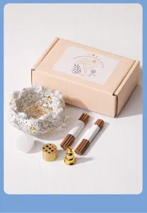 Detailansicht des Kristallbruch-Lotus-Räucherstäbchenhaltersatzes mit Messingzubehör im Karton.