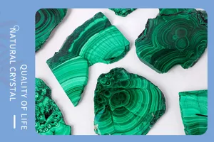 Natürlicher Malachit Schiebe Mineralien Detail, einzigartige grüne Edelstein Kristall.