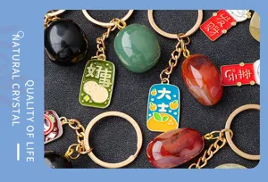 Detailaufnahme des Naturkristall-Schlüsselanhängers, kreativer chinesischer Metallanhänger.
