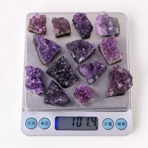 Natürlicher Amethyst Drusen Rohstein Detailansicht, Heilkristall Mineralprobe Dekoration.