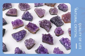 Natürlicher Amethyst Kristall Cluster Rohstein Mineralien Detailansicht violette Textur.