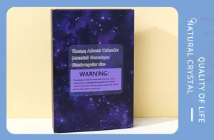 Λεπτομέρεια κουτιού ημερολογίου advent κρυστάλλων με γαλαξία και προειδοποιητικό κείμενο.