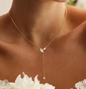 Primo piano dettaglio della collana a Y placcata oro 14K con zirconi cubici.