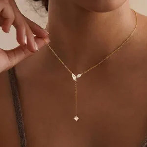 Primo piano dettagliato di una delicata collana a Y placcata in oro 14k con zirconi scintillanti.