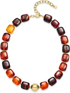 Vue détaillée du collier de perles en résine colorée avec des accents dorés et chic.
