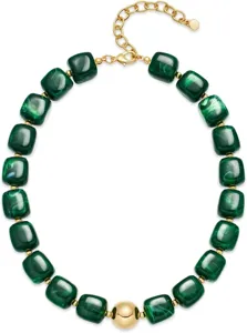 Gros plan d'un collier de perles en résine verte avec des intercalaires dorés et fermoir.