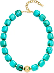 Détail en gros plan du collier de perles en résine turquoise marbrée avec fermoir doré.