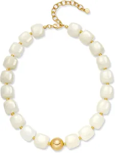 Collier chic en perles de résine blanche avec des perles dorées et une chaîne ajustable.