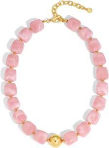 Collier de perles en resine rose avec accents en metal dore bijoux bohemes ete detail