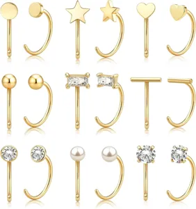 Gros plan de bijoux dorés avec divers motifs géométriques et détails de pierres.