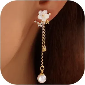 Elegante Blumen Perlen Ohrringe mit zarten Perlmutt Blüten und schicken Ketten Anhängern.