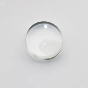Primo piano della testa del timbro per unghie in silicone trasparente ideale per nail art.