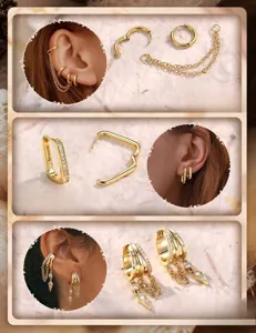 Dettaglio in primo piano di orecchini a cerchio placcati oro con strass, gioielli trendy.