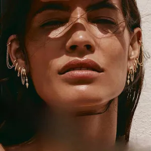 Orecchini a cerchio con catena multistrato placcati in oro con ciondoli in cristallo per moda donna.