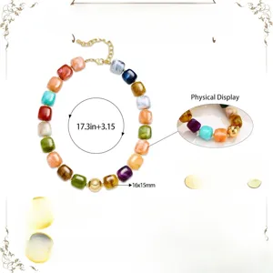 Vue détaillée du collier de perles carrées en résine colorée avec des accents dorés et dimensions.