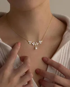 Exquisito collar de perlas de mariposa, elegante cadena de clavícula con circonita.
